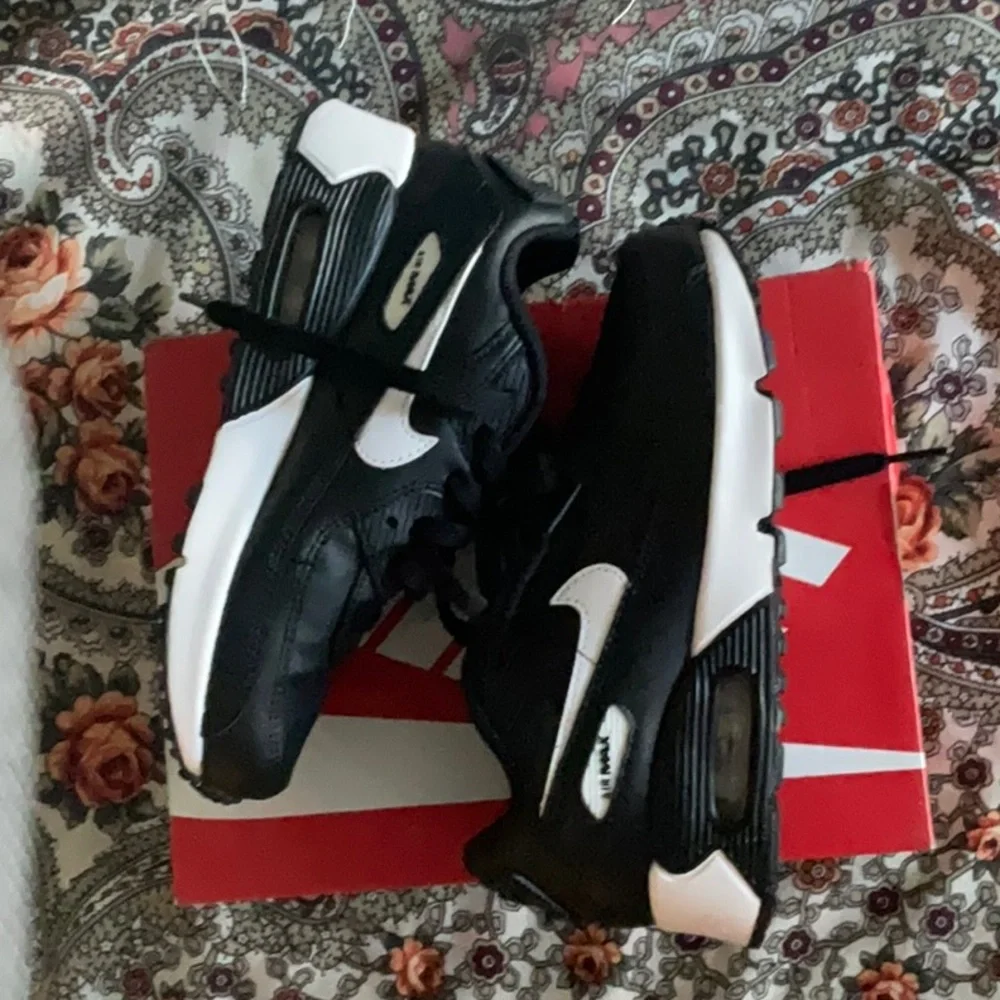 Nike - Picture 2 of 3